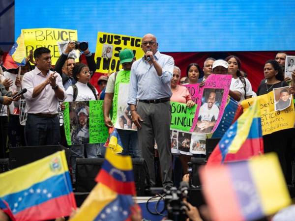 El presidente de la Asamblea Nacional de Venezuela, Jorge Rodríguez (c), habla durante una marcha oficialista en defensa de los migrantes venezolanos este martes, en Caracas.