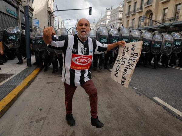 Una persona sostiene un cartel durante una manifestación el miércoles, frente al Congreso de la Nación en Buenos Aires.