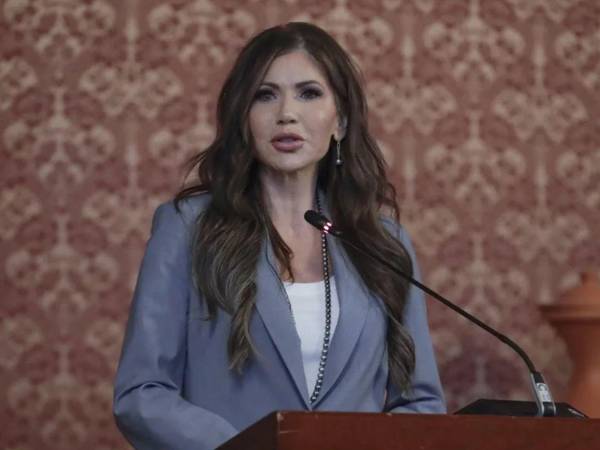 Kristi Noem, secretaria del Departamento de Seguridad Nacional (DHS) de EEUU, firmó el acuerdo con el IRS.