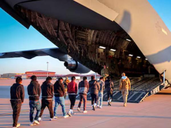 La Casa Blanca divulgó imágenes de migrantes esposados subiendo a un avión militar para anunciar el inicio de las deportaciones del segundo mandato de Trump.