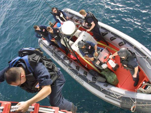 Cuatro personas fueron rescatadas tras el naufragio por la Guardia Costera de EEUU.