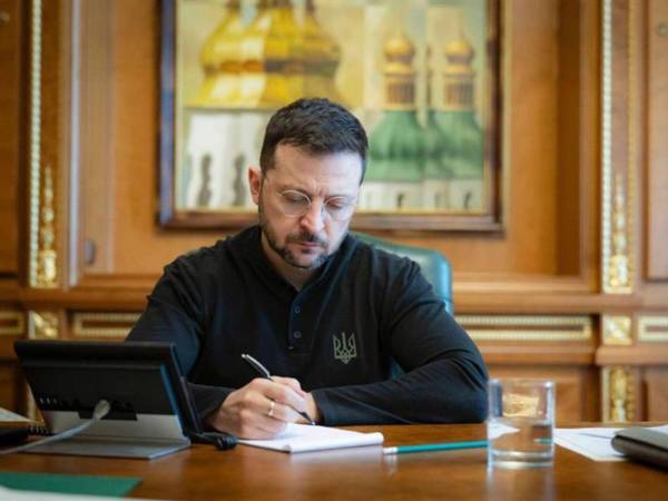 Zelenski recurre a sus aliados europeos tras la suspensión de ayuda militar de Estados Unidos.