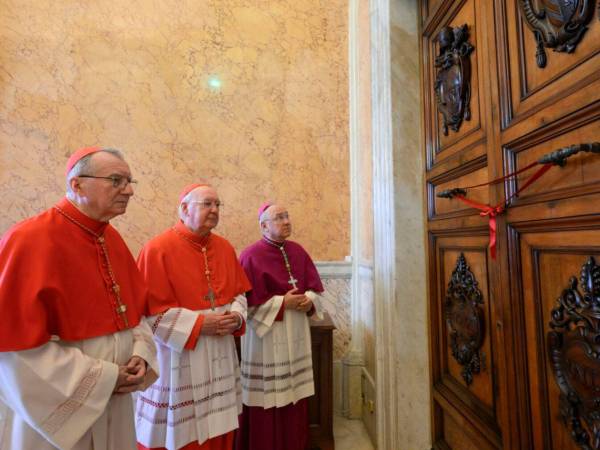 El secretario de Estado en funciones, el cardenal Pietro Parolin, encabezó la ceremonia para retirar el sello del apartamento de Francisco.