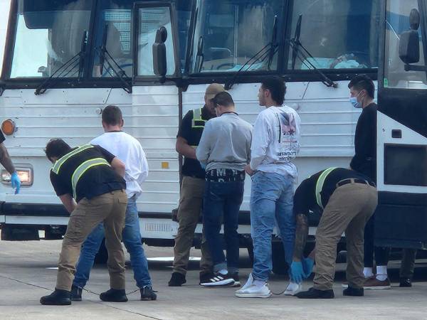 Decenas de inmigrantes han sido detenidos en las afueras de las cortes tras el cierre de sus expedientes judiciales.