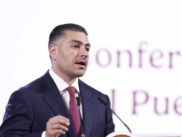 El secretario de Seguridad y Protección Ciudadana, Omar García Harfuch, habla durante una rueda de prensa este martes, en el Palacio Nacional.