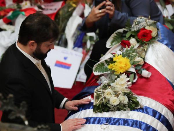El presidente de Chile, Gabriel Boric, asiste al segundo día del velatorio del expresidente uruguayo José Mujica este jueves, en el Palacio Legislativo en Montevideo.