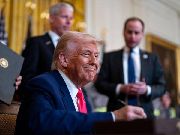 Trump desata una guerra comercial a gran escala con China tras imponer más del 100% en aranceles a bienes de ese país.