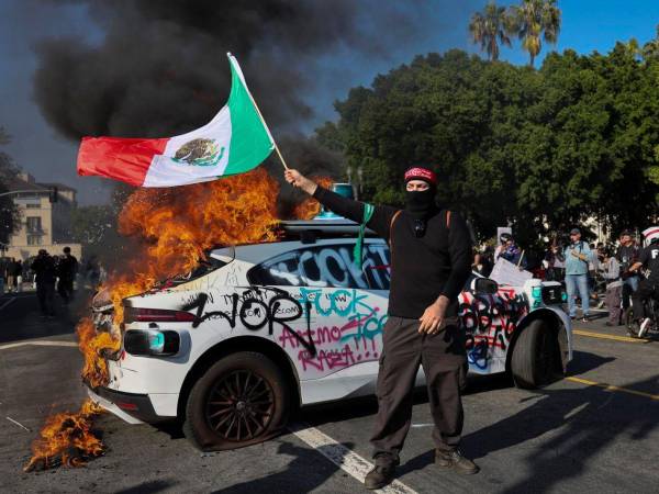 Banderas mexicanas ondean en las violentas manifestaciones de Los Ángeles.
