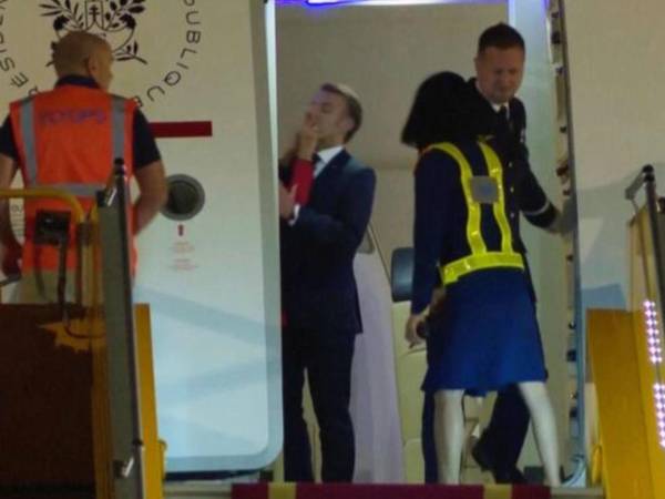 La presidencia de Francia afirma que Macron y su esposa estaban 'bromeando' tras viralizarse las imágenes de una supuesta bofetada al mandatario.