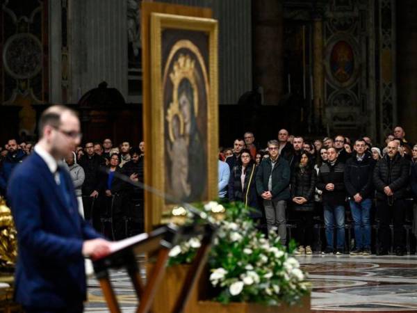Los fieles asisten a una oración del Rosario en la Basílica de San Pedro por la salud del Papa Francisco en la Ciudad del Vaticano.