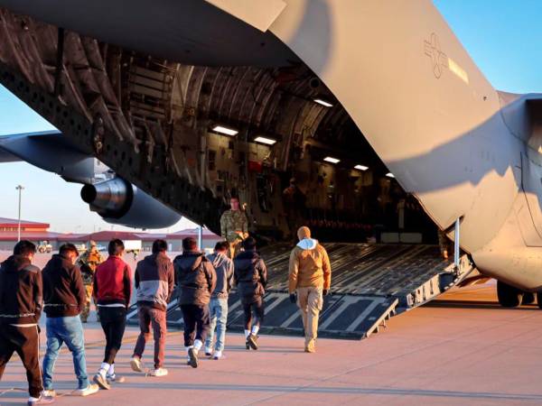 Trump quería “enviar un mensaje” de mano dura contra la inmigración irregular con las deportaciones en aviones militares.