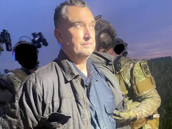 Vance Luther Boelter, de 57 años, principal sospechoso de haber asesinado a la legisladora demócrata Melissa Hortman y su esposo, en el momento de su arresto.