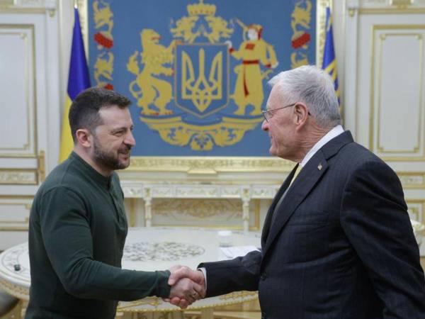 El presidente ucraniano Volodymyr Zelensky (L) recibió al enviado especial presidencial de EEUU para Rusia y Ucrania, Keith Kellogg (R), en Kiev.