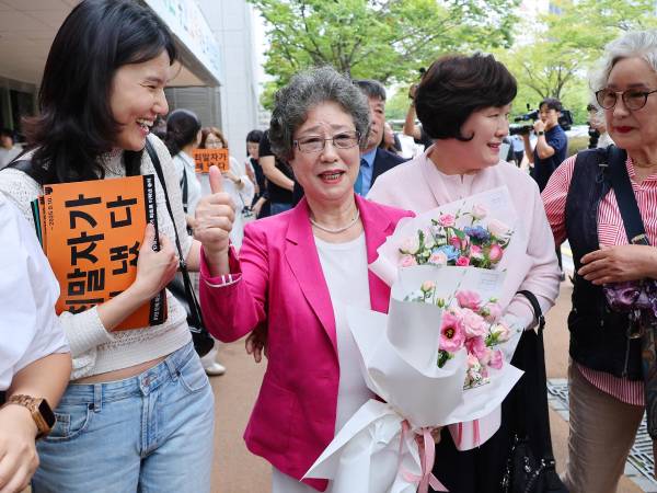 Choi Mal-ja (centro), condenada hace décadas por morder la lengua a un hombre en un intento de violación, fue absuelta recientemente en Corea del Sur.