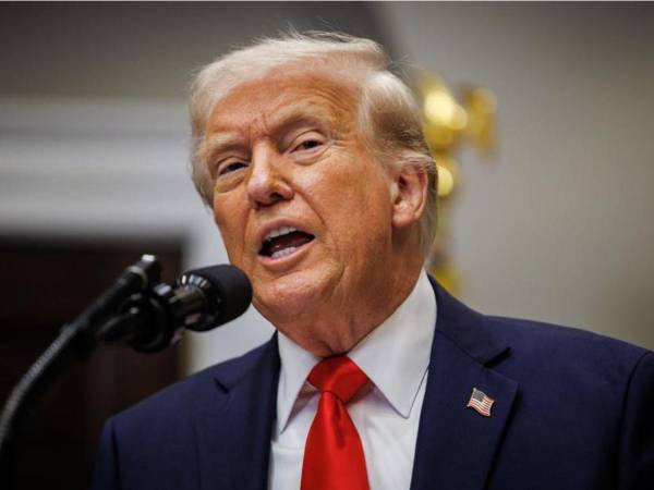 Trump abre la puerta a un conflicto comercial a gran escala tras imponer aranceles a China, México y Canadá.