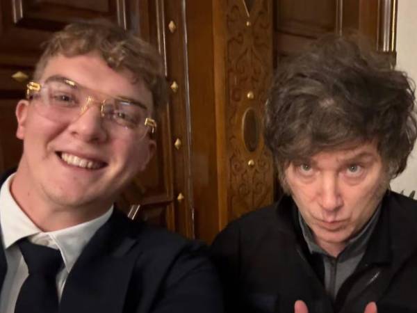 El joven empresario Hayden Mark Davis junto a Milei.