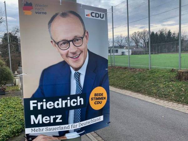 Tras los comicios de este domingo, Friedrich Merz, antiguo rival de la excanciller Angela Merkel, queda como favorito a la Cancillería de Alemania.