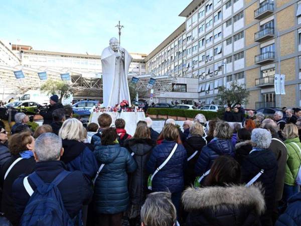 Fieles rezan por la pronta recuperación del Papa Francisco en las afueras del hospital Gemelli.