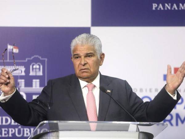 El presidente de Panamá José Raúl Mulino, habla durante una conferencia de prensa.