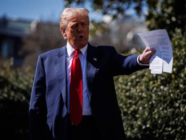 El presidente de Estados Unidos, Donald Trump, insta a los inmigrantes indocumentados a autodeportarse.