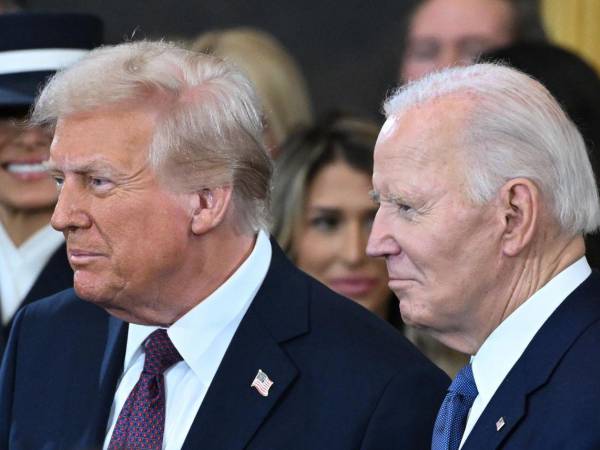 El presidente de EE.UU., Donald Trump, y el expresidente Joe Biden, durante la investidura en enero pasado.
