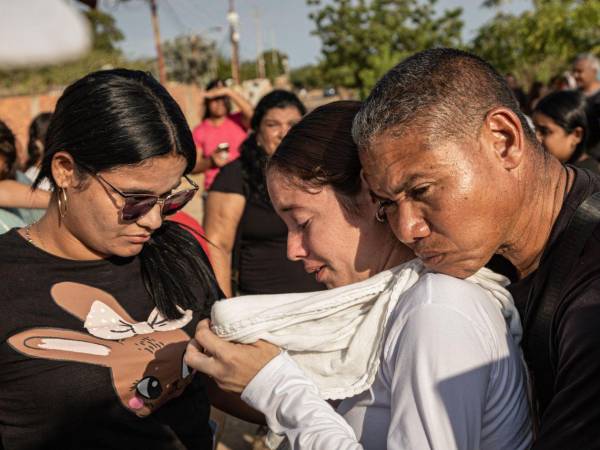Familiares de los venezolanos deportados a El Salvador participan en una protesta en Maracaibo afirmando que los migrantes no son “delincuentes”.