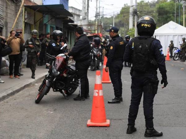 Policías guatemaltecos durante un operativo en una imagen de archivo.