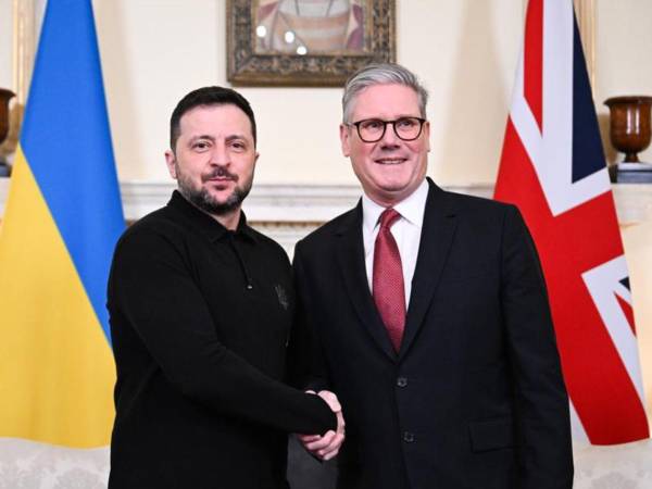 El presidente ucraniano, Volodimir Zelenski, fue recibido por Keir Starmer en una cumbre en Londres.