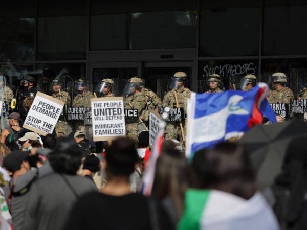 La Guardia Nacional de California protege el edificio federal durante las protestas provocadas por las redadas de inmigración en Los Ángeles.