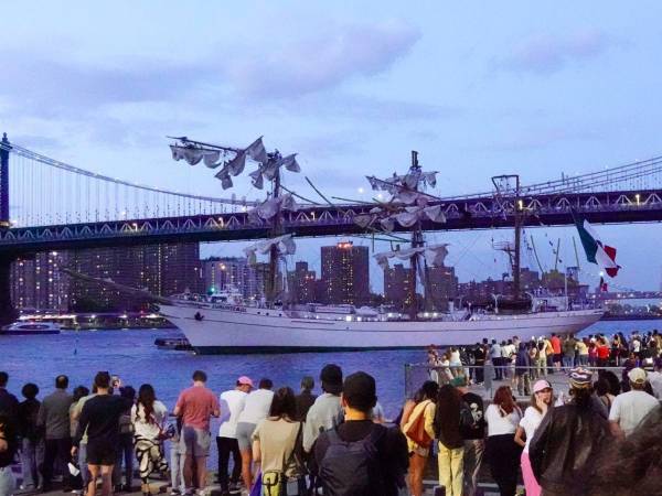 Las autoridades estadounidenses investigan las causas del choque del buque escuela contra el puente de Brooklyn.