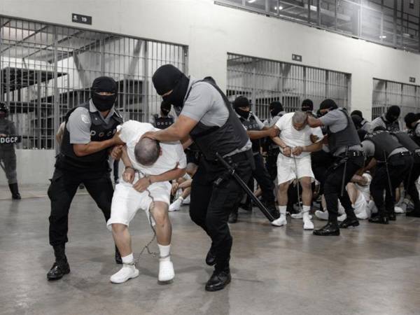 Migrantes venezolanos deportados a El Salvador fueron enviados a la megacárcel tras un acuerdo del Gobierno de Bukele con el de Trump.