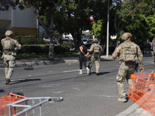 Decenas de personas han sido arrestadas tras enfrentamientos en Los Ángeles por las redadas.