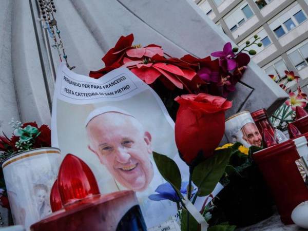 Fotos del papa Francisco a los pies de la estatua del papa Juan Pablo II enfrente del hospital Agostino Gemelli de Roma, donde el Sumo Pontífice permanece ingresado por octavo día consecutivo.