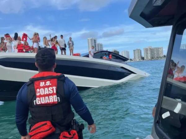 Varias 'influencers' fueron rescatadas del yate de lujo que se hundió frente a Miami Beach.