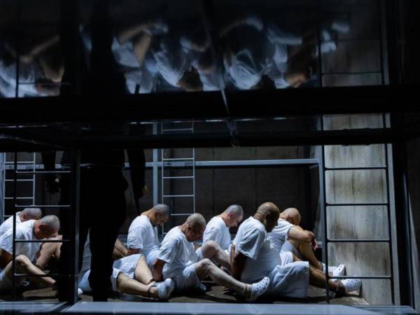 El Gobierno de El Salvador divulgó varias imágenes de los migrantes deportados en la megacárcel.