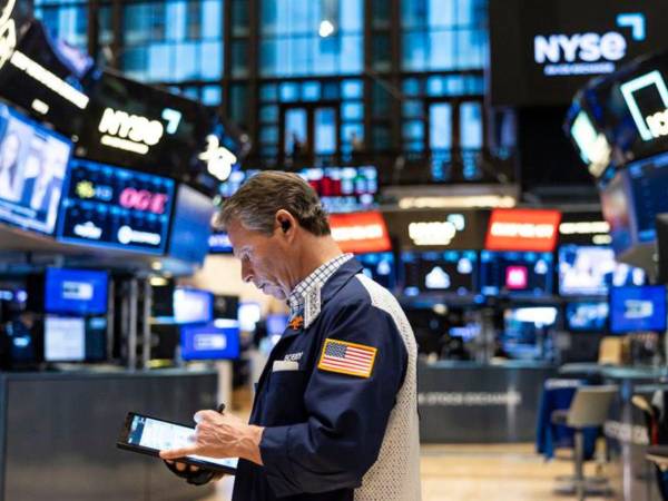 Foto de archivo que muestra a un corredor en la bolsa de valores de Nueva York.