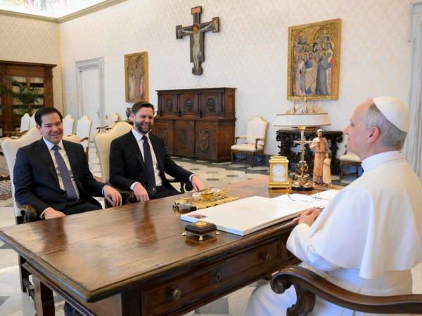 El papa León XIV durante la reunión que mantuvo con el vicepresidente de Estados Unidos, JD Vance y el secretario de Estado, Marco Rubio (i), el lunes en El Vaticano.