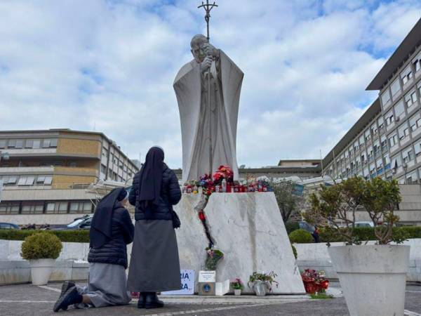 Un altar improvisado dedicado al papa Francisco a las puertas del hospital Gemelli de Roma, donde permanece ingresado desde hace más de una semana, se ha convertido en centro de peregrinación de decenas de católicos que se acercan a rezar y mostrar su cariño al pontífice.