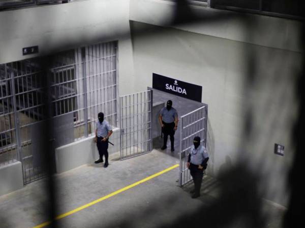 El migrante salvadoreño enviado por error' a El Salvador se encuentra recluido en la megacárcel.