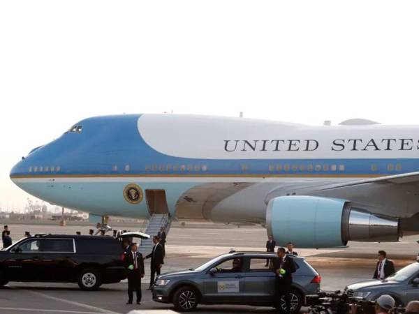 Trump planea sustituir el Air Force One, el avión presidencial estadounidense., con el Boeing 747-800, que le obserquiará la familia real de Catar esta semana.
