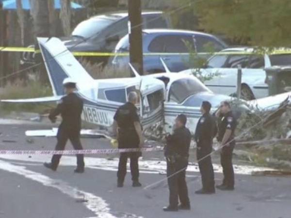 El accidente de la avioneta provocó un incendio en una zona residencial.