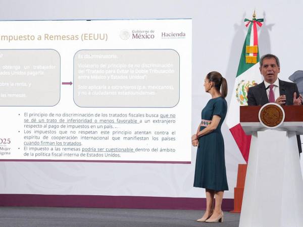 El titular de la Secretaría de Hacienda y Crédito Público (SHCP) del Gobierno de México, Edgar Amador, durante una rueda de prensa junto a la presidenta, Claudia Sheinbaum.