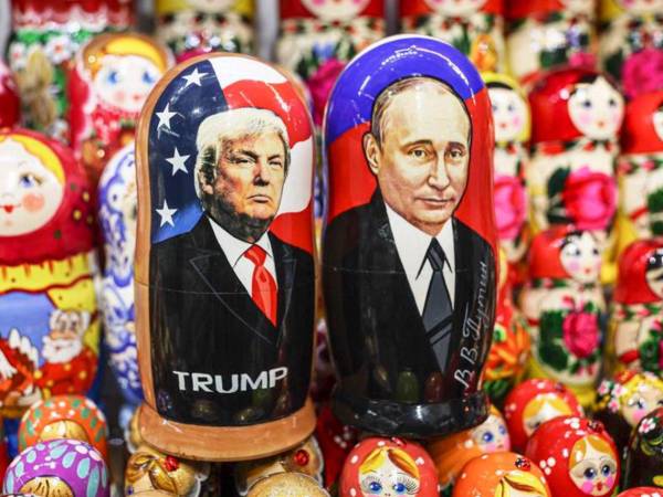 Representación en muñecas Matriosca de los presidentes de Rusia y Estados Unidos, Vladimir Putin y Donald Trump.