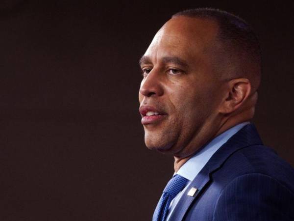 El líder de la minoría en la Cámara de Representantes de Estados Unidos, el demócrata Hakeem Jeffries, habla en el Capitolio.
