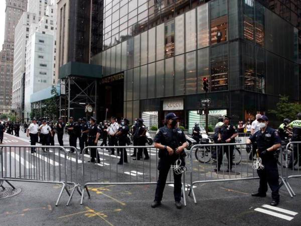 Policías frente a la Torre Trump de Nueva York en una imagen de archivo.