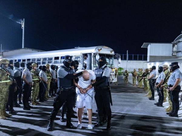 Un migrante salvadoreño que había solicitado asilo en EEUU fue deportado a su país y enviado a la megacárcel.