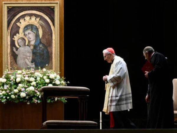 El cardenal y secretario de Estado vaticano, Pietro Parolin, visitó al Papa en el hospital para la firma de decretos.