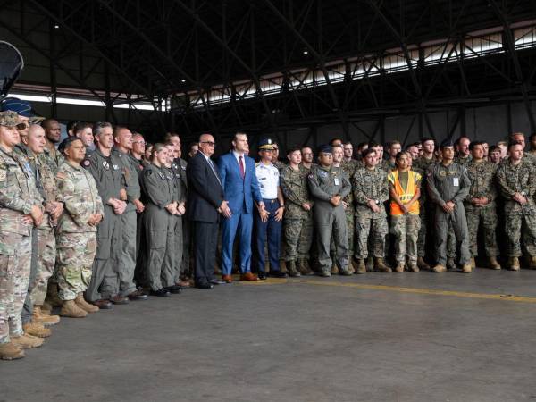 El secretario de Defensa de EEUU, Pete Hegseth, junto a militares panameños y estadounidenses.
