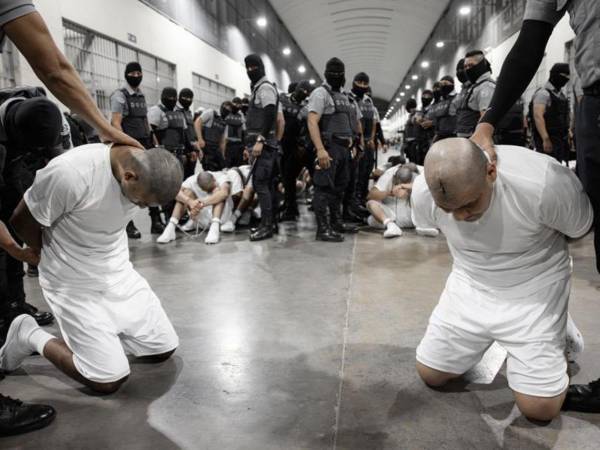 Al menos 238 migrantes venezolanos fueron deportados a El Salvador acusados de ser miembros del Tren de Aragua.