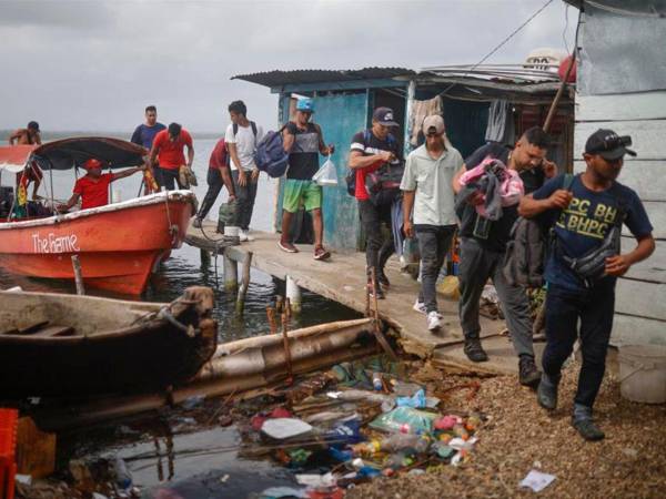 Migrantes venezolanos y colombianos llegan a la isla Gardi Sugdub este domingo, en la comarca Guna Yala, en Puerto de Cartí (Panamá). La migración a la inversa ha comenzado.